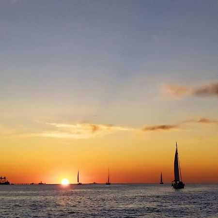 Ferienwohnung Be Local - Sleep Aboard The Santa Maria Sailing Boat In Lisboa Exterior foto