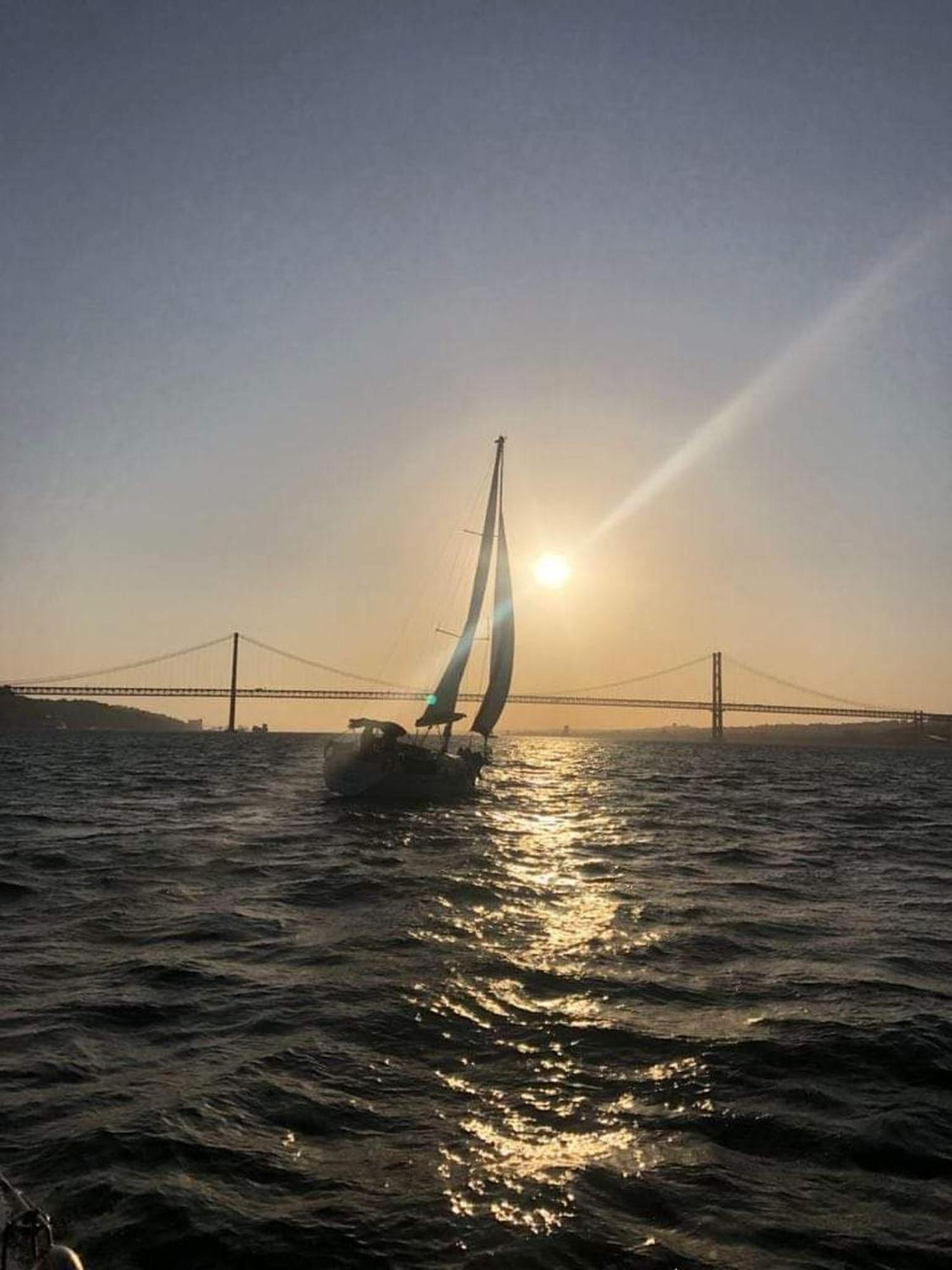 Ferienwohnung Be Local - Sleep Aboard The Santa Maria Sailing Boat In Lisboa Exterior foto