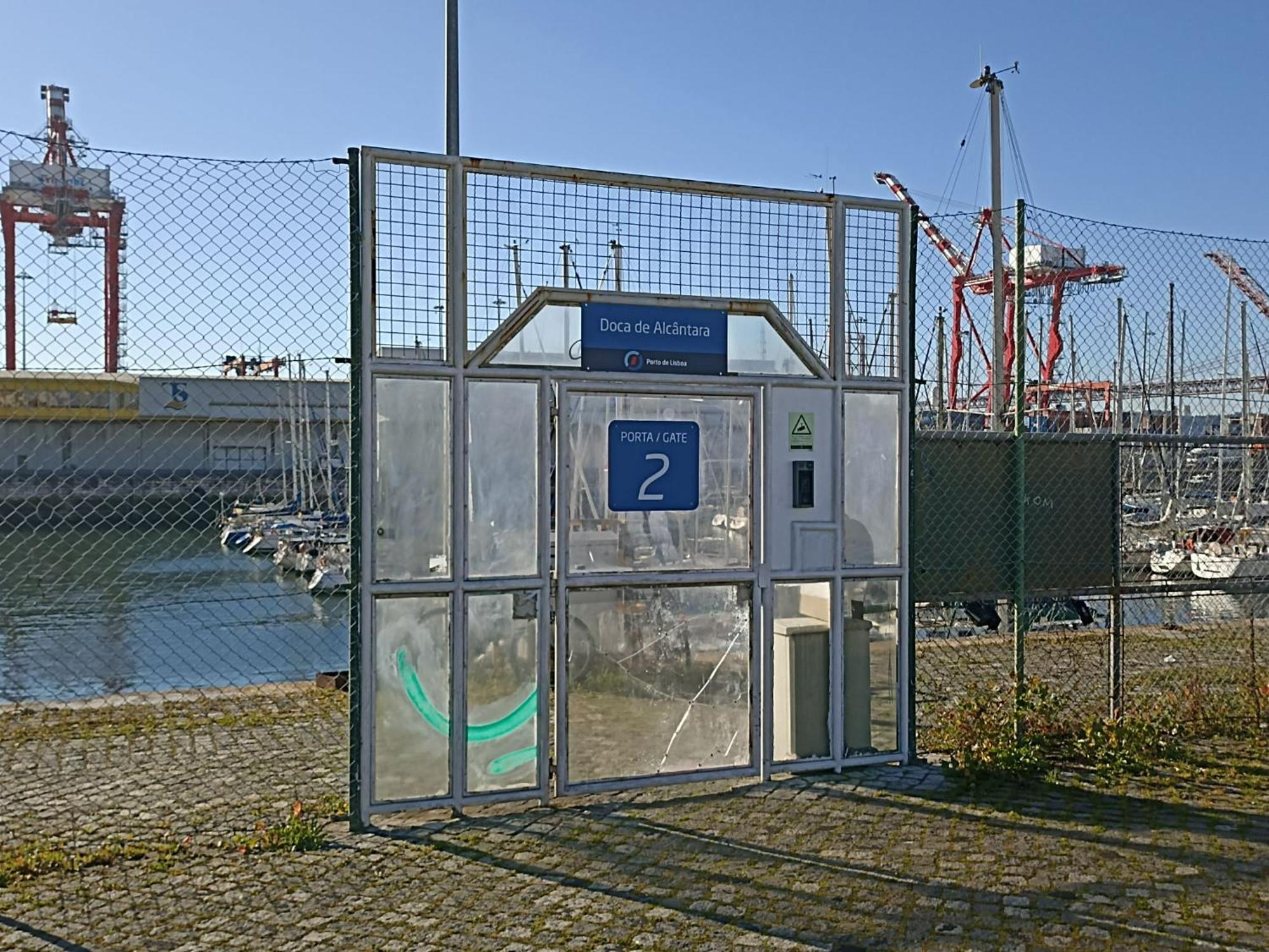 Ferienwohnung Be Local - Sleep Aboard The Santa Maria Sailing Boat In Lisboa Exterior foto