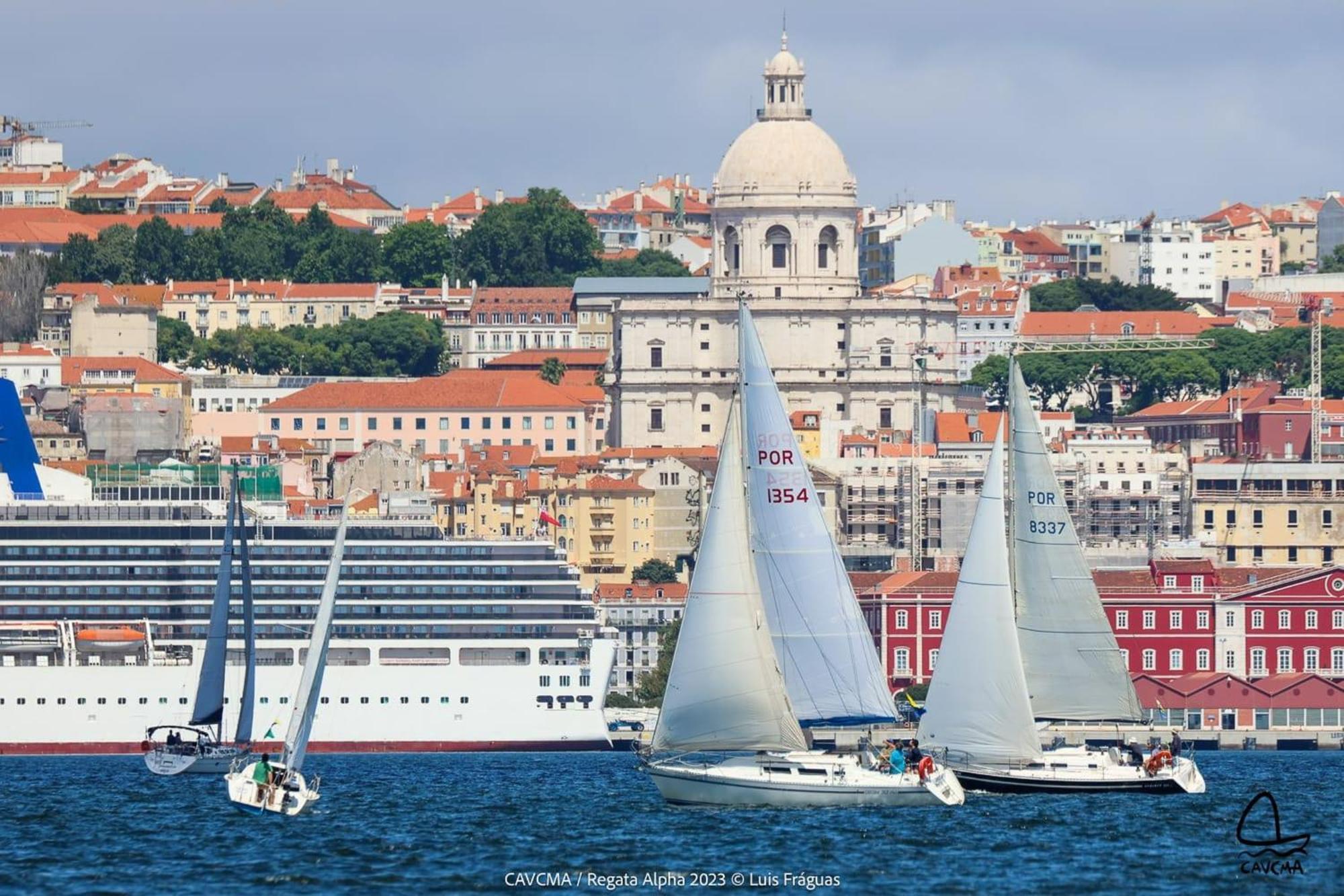 Ferienwohnung Be Local - Sleep Aboard The Santa Maria Sailing Boat In Lisboa Exterior foto