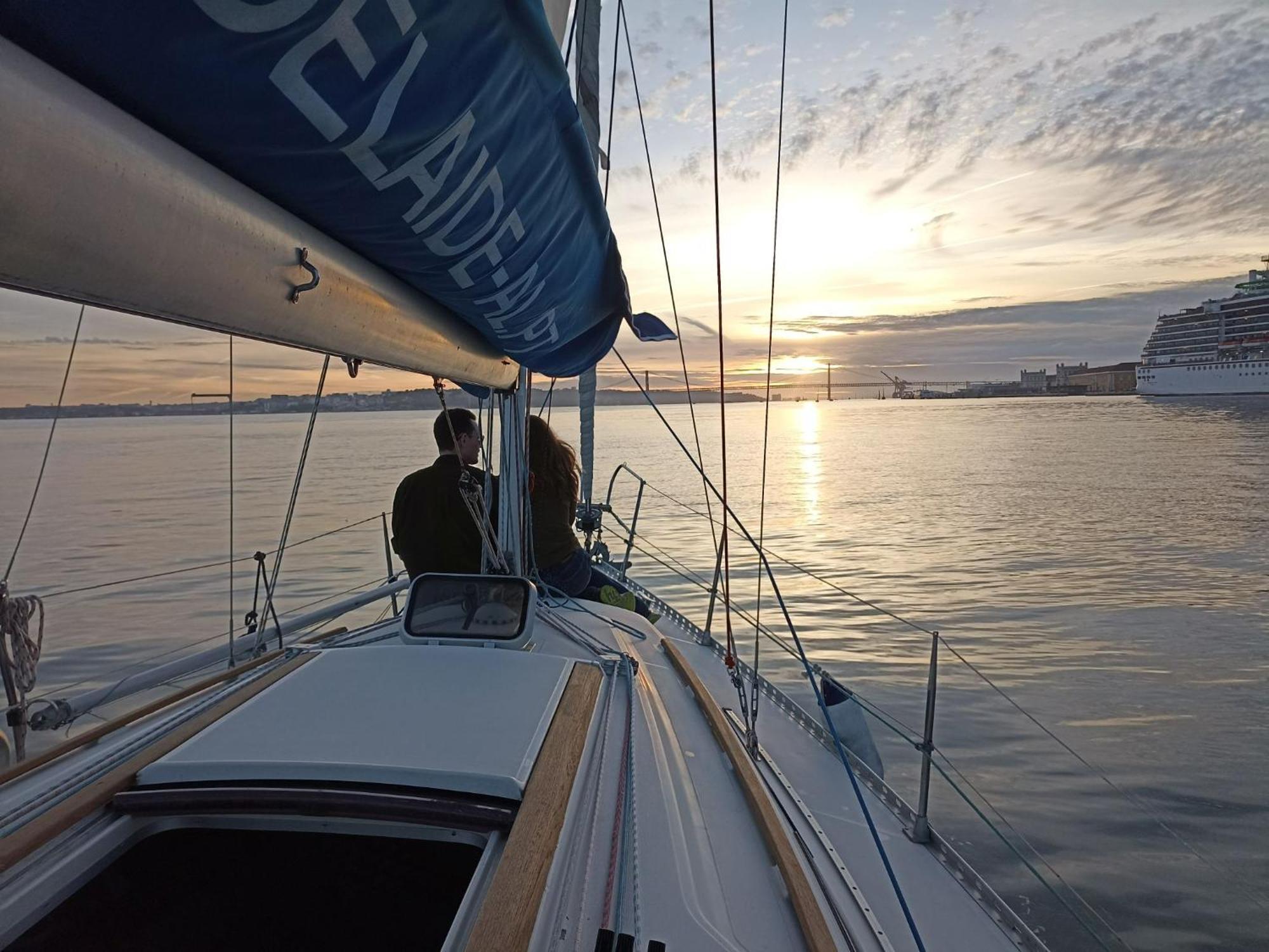 Ferienwohnung Be Local - Sleep Aboard The Santa Maria Sailing Boat In Lisboa Exterior foto