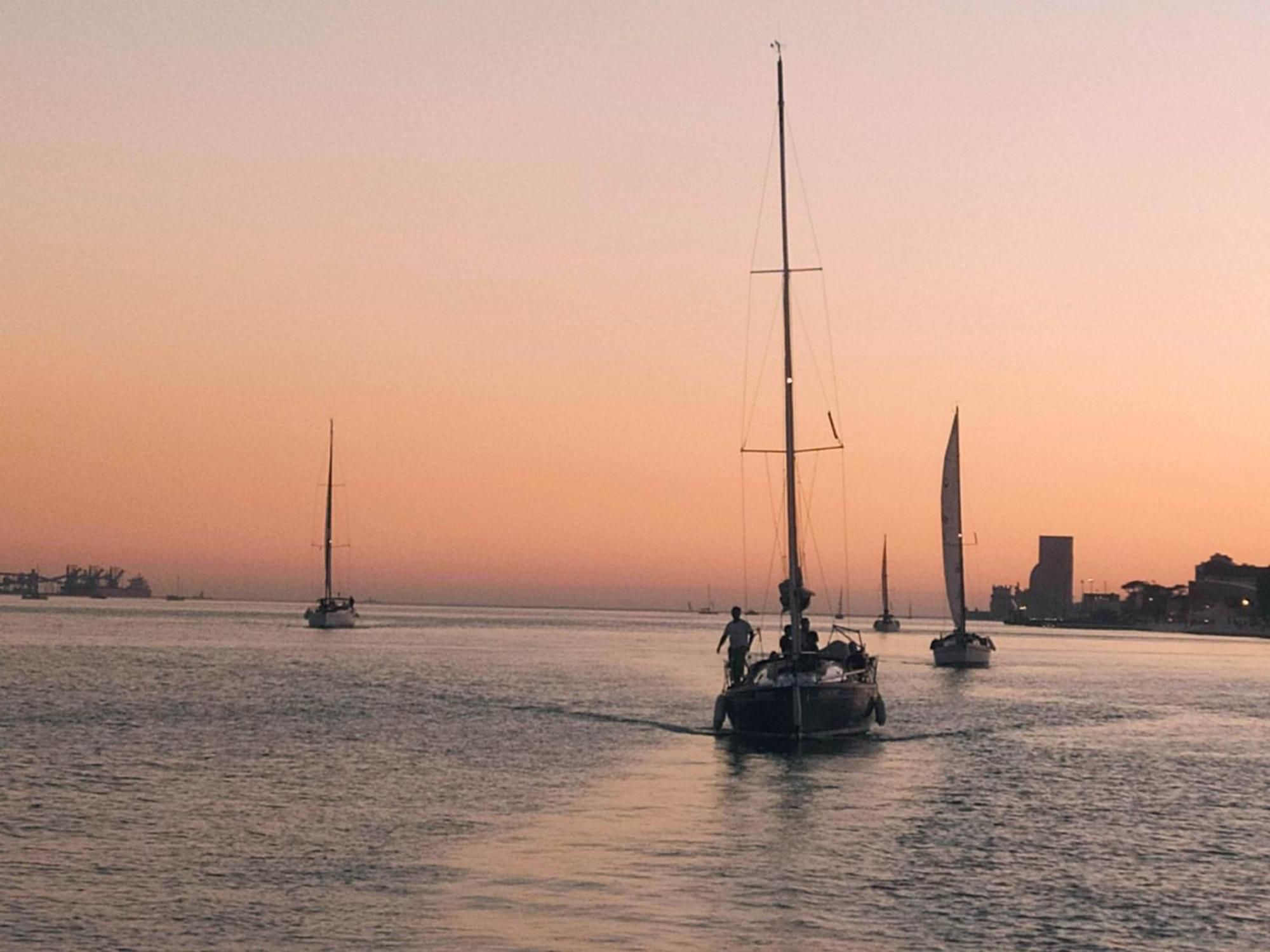 Ferienwohnung Be Local - Sleep Aboard The Santa Maria Sailing Boat In Lisboa Exterior foto