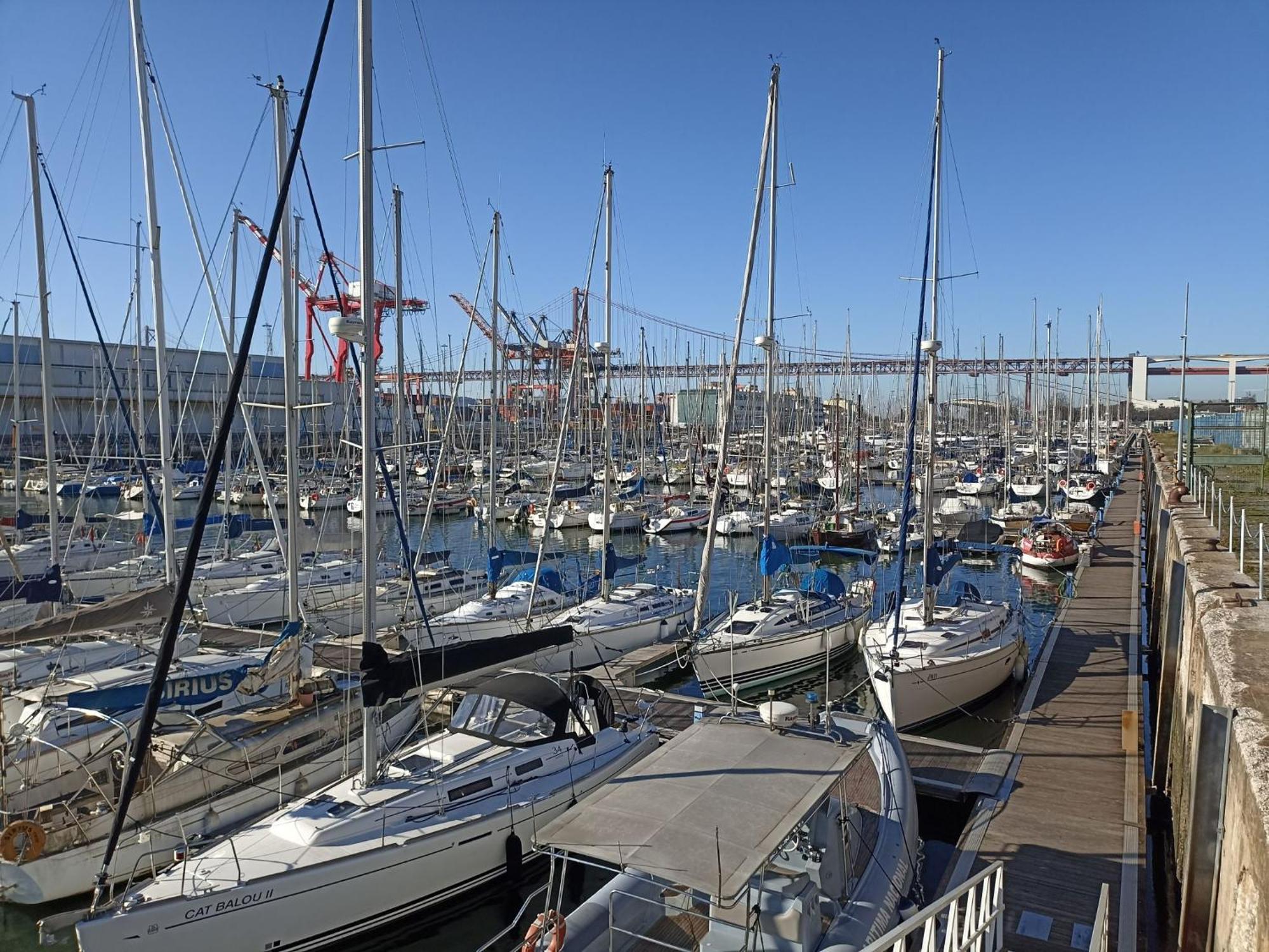 Ferienwohnung Be Local - Sleep Aboard The Santa Maria Sailing Boat In Lisboa Exterior foto